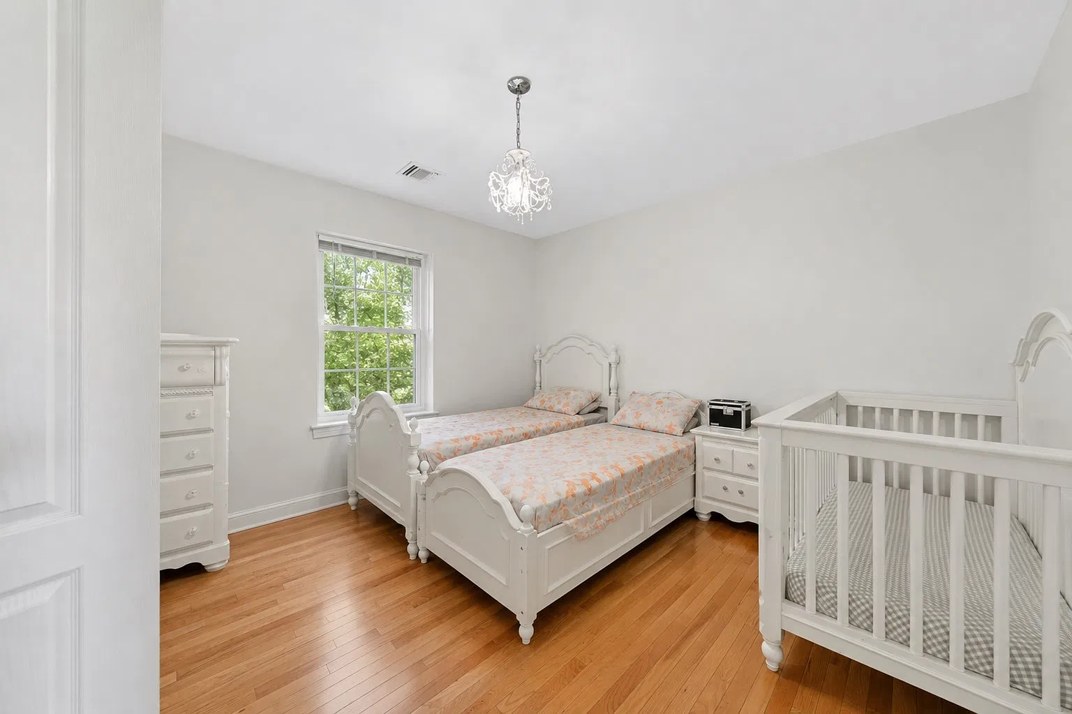 4 bed, 4.5 bath, 4400 sqft, $4,950 — Photo 4