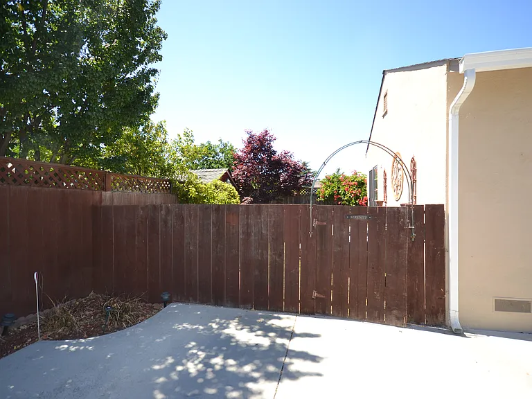 345 N Fremont St — Photo 17