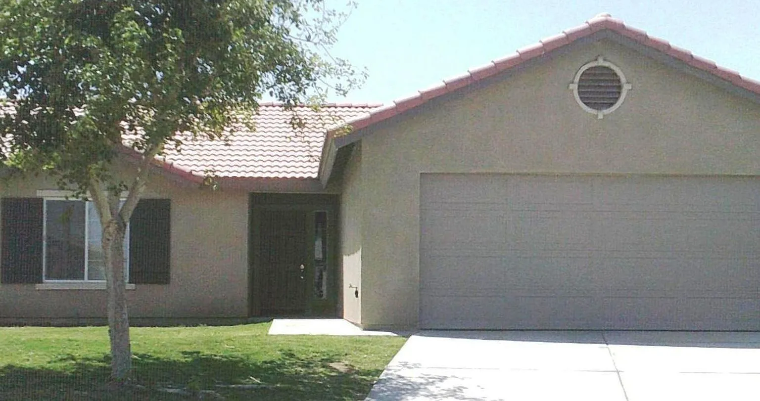 3 Bed In Imperial ! Great Location Apply Now — Photo 1