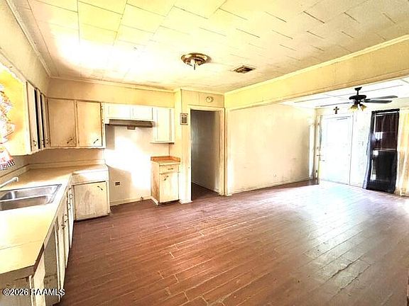 3rd image of 860 Landry St