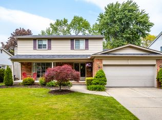 1120 Hollywood Ave, Grosse Pointe Woods, MI 48236
