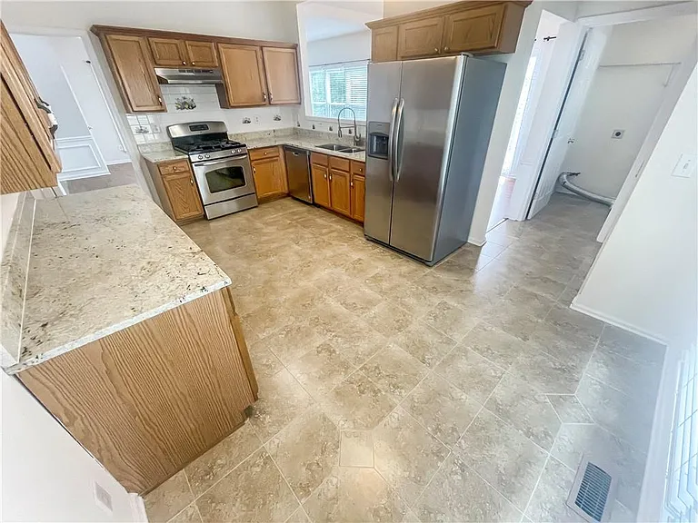 140 Calborne Ct — Photo 13