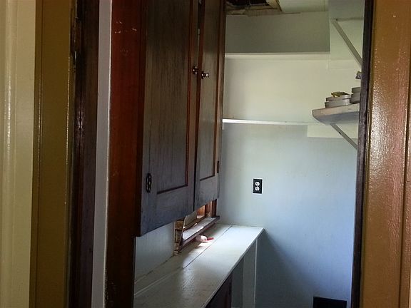 4th image of 147 E Orvis St
