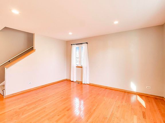 3rd image of 5335 Lansbury Cir