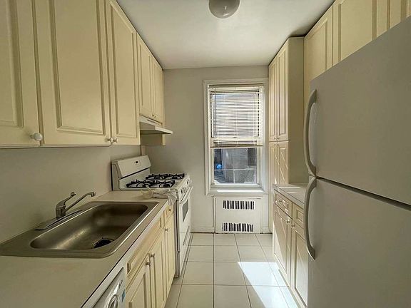 5th image of 65-74 Saunders St #11
