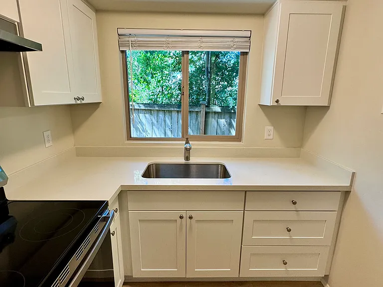 145 NW Alder Pl #4 — Photo 2