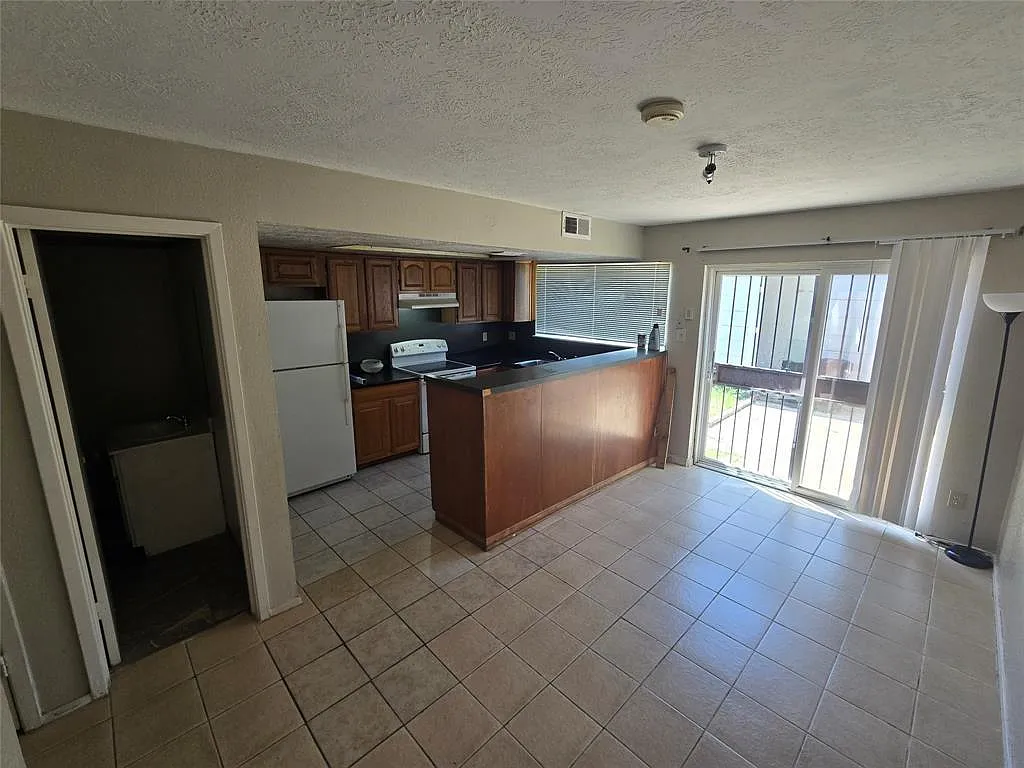 2 bed, 1.5 bath, 1156 sqft, $1,250 — Photo 4