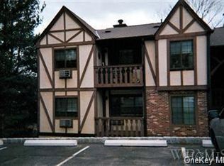 27 Foxwood Cir, Mount Kisco, NY 10549