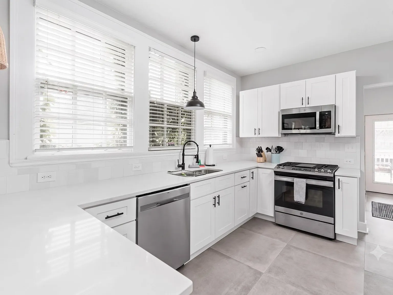 3 bed, 2.0 bath, 2300 sqft, $1,282 — Photo 3
