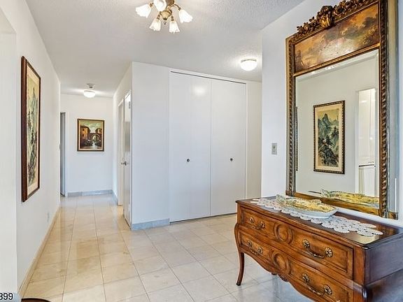 3rd image of 2 Claridge Dr #10MW-1026