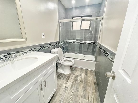 4th image of 410 N Hayworth Ave #K1