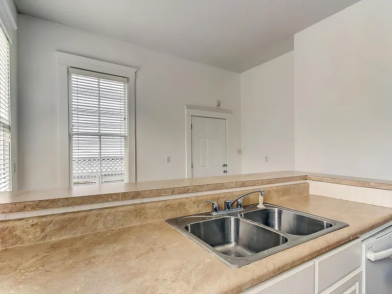 423 E Duffy St — Photo 8