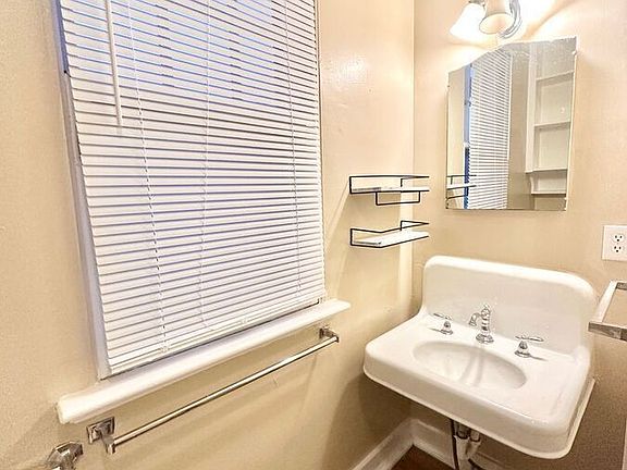 3rd image of 1516 N Cascade Ave APT 4