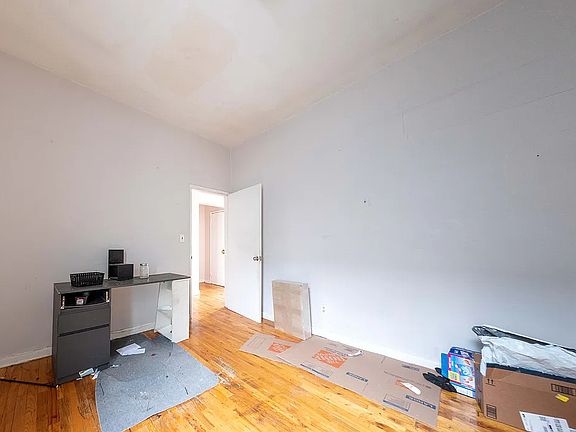 3rd image of 572 E New York Ave #2B