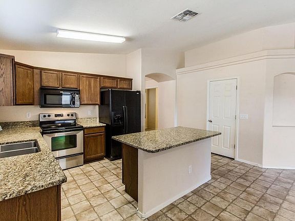 4th image of 445 E Settlers Trl