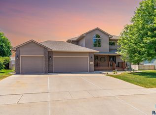 3133 S Groveland Dr, Sioux Falls, SD 57110