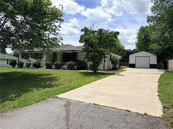3rd image of 2304 Poplar Ln