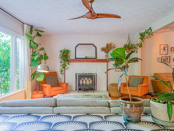 Living room equipped with a fireplace