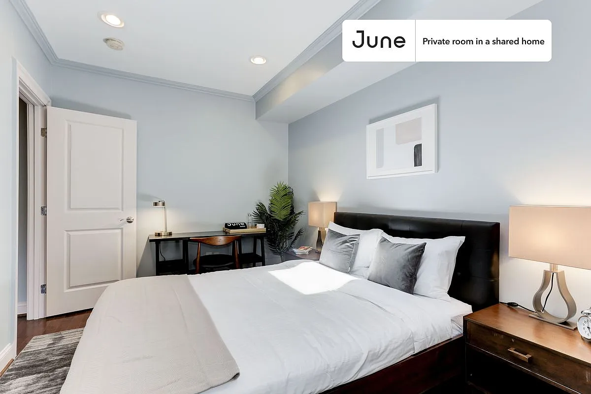 Queen bedroom in 5 bed/3.5 bath home in Capitol Hill #105 2D — Photo 2