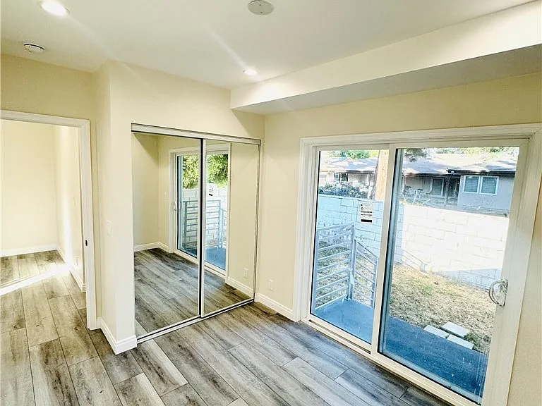 9318 Encino Ave — Photo 10
