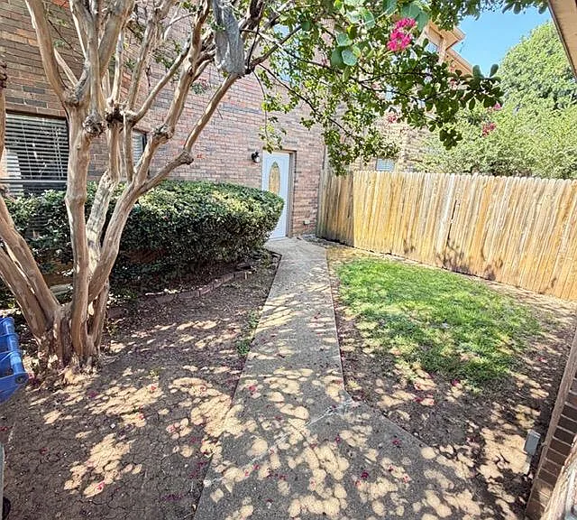 708 Champion Ct — Photo 2