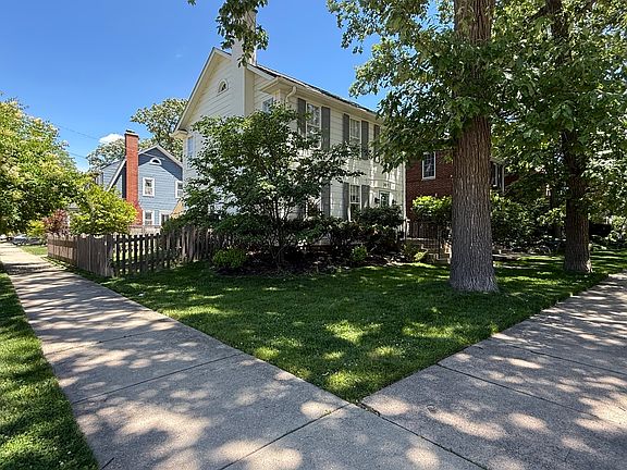 4th image of 2427 Thayer St