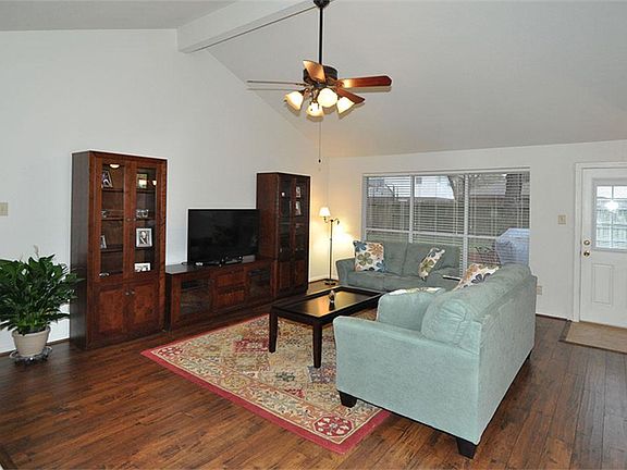 4th image of 2606 Old Oak Ln