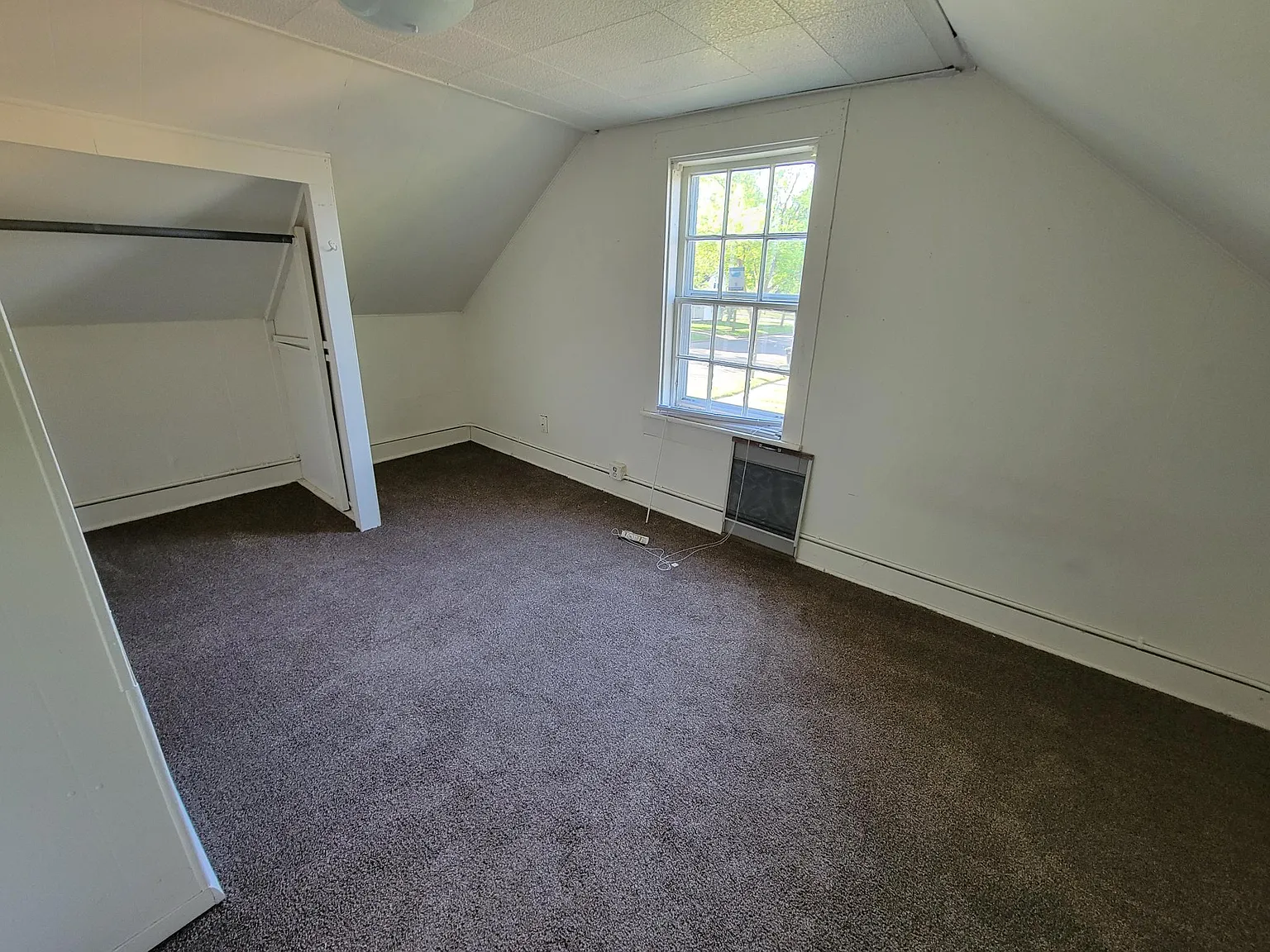 5 bed, 1400 sqft, $1,400 — Photo 3
