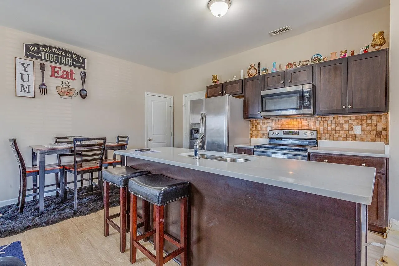 3 bed, 2.5 bath, 1671 sqft, $1,950 — Photo 3