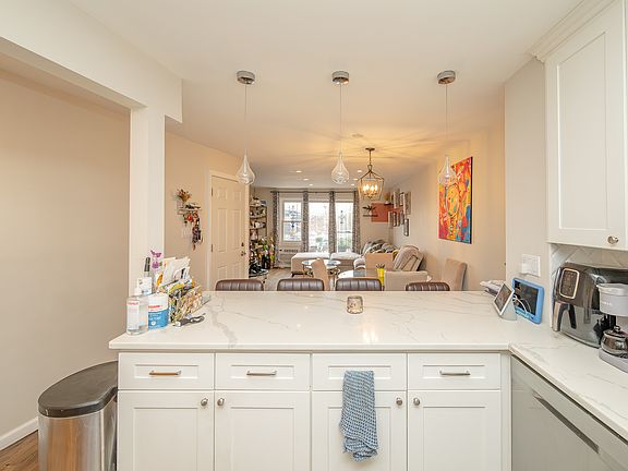 4th image of 2502 Crescent St #2