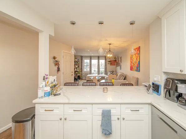 25-02 Crescent Street image 4 of 12