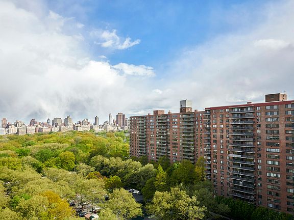 4th image of 392 Central Park W APT 18B