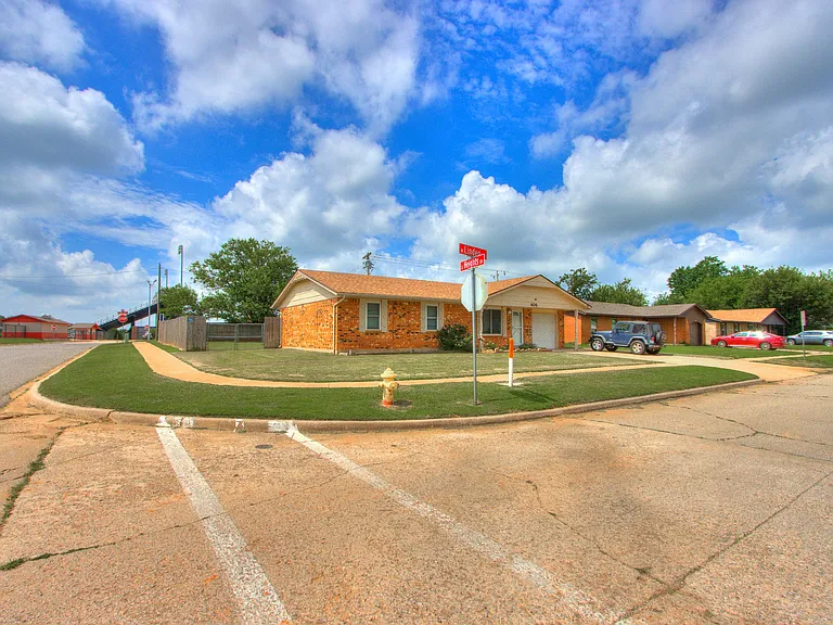 406 W Linden Dr — Photo 4