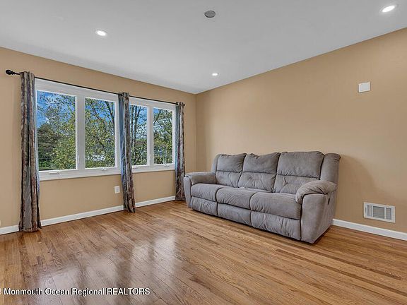 4th image of 825 Holiday Ct