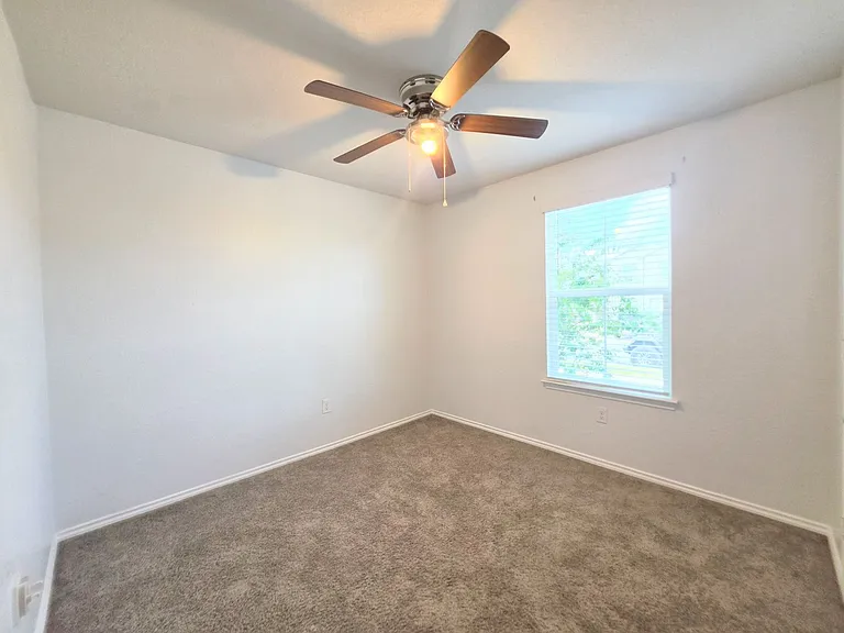 8006 Miranda Cyn — Photo 7