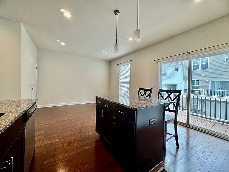 325 John Adams Dr — Photo 6