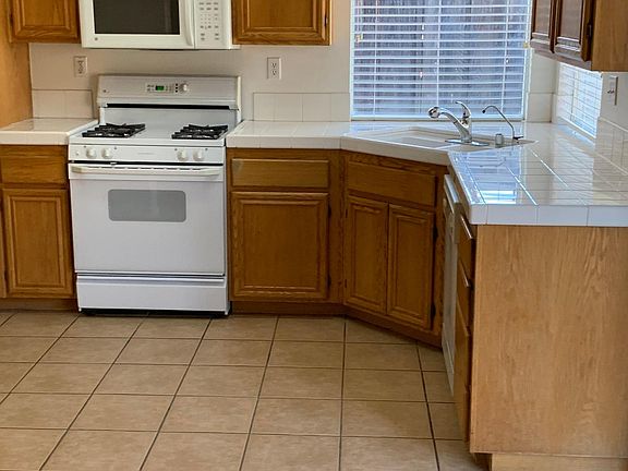 5th image of 15170 Versailles St