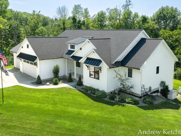 4664 6th St, Caledonia, MI 49316