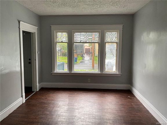 3rd image of 410 Cornwall Ave