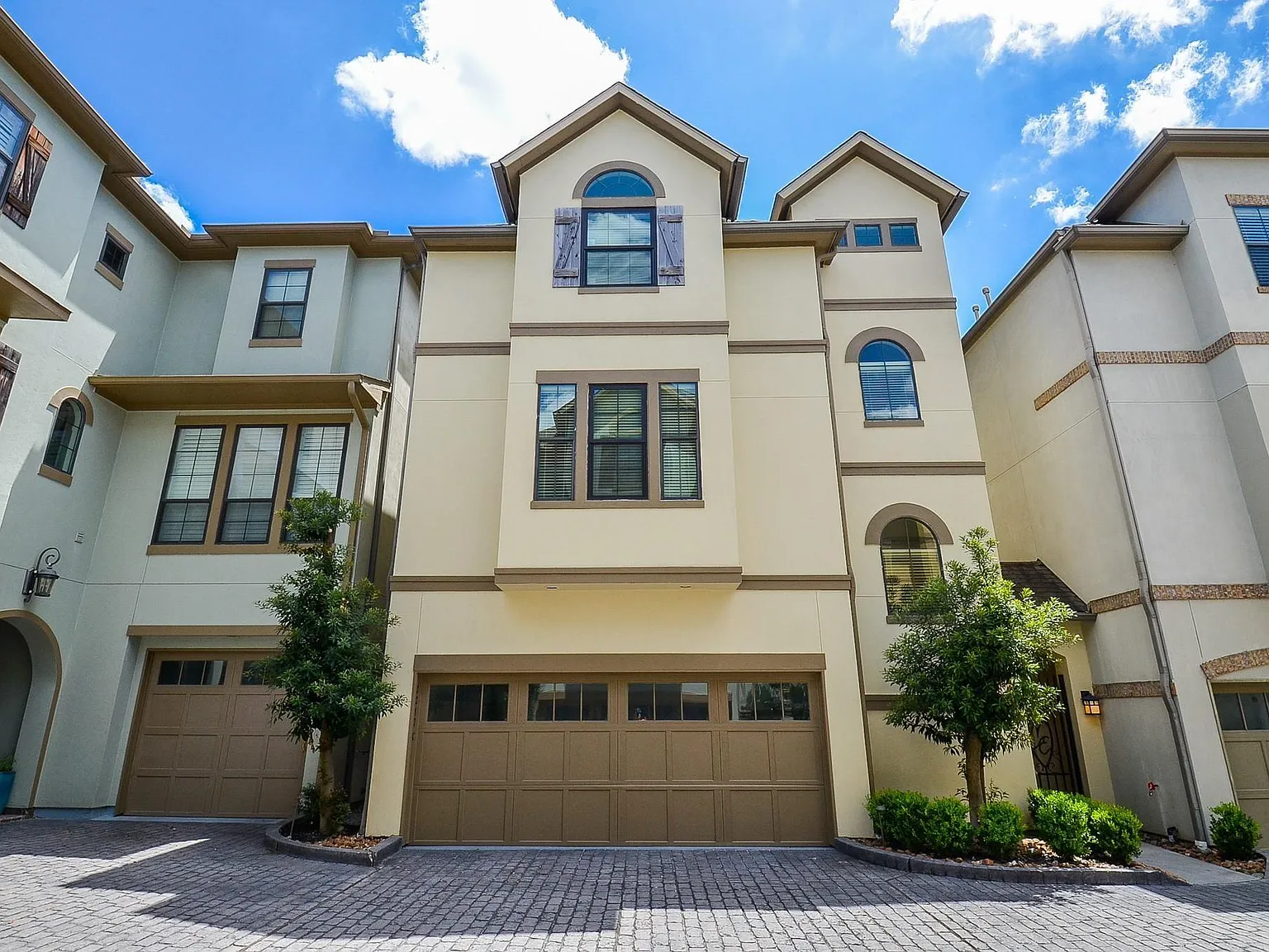 4 bed, 3.5 bath, 3412 sqft, $5,800 — Photo 2