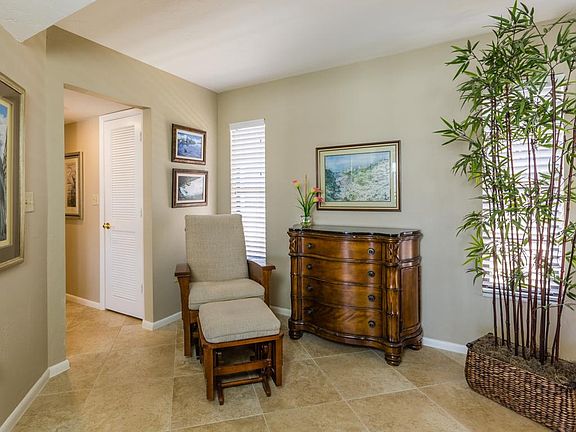 5th image of 933 Collier Ct #401