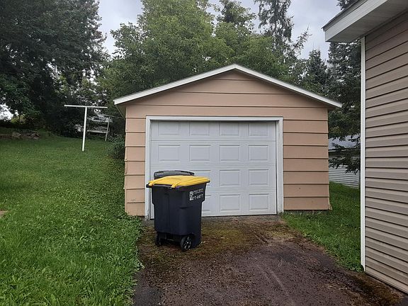 3rd image of 119 W Oak St
