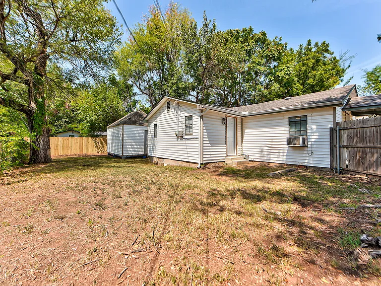 204 S Stewart Ave — Photo 26