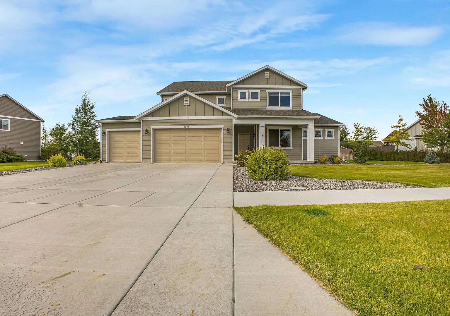 4-bedroom House with Large Yard — Photo 1