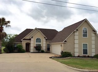 560 Acorn St, Giddings, TX 78942