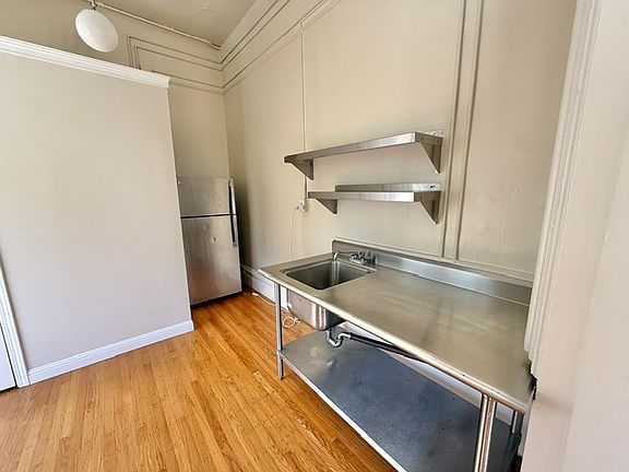 5th image of 996 Valencia St APT 6
