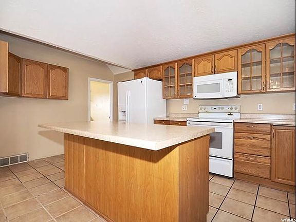3rd image of 1450 W Parkway Ave