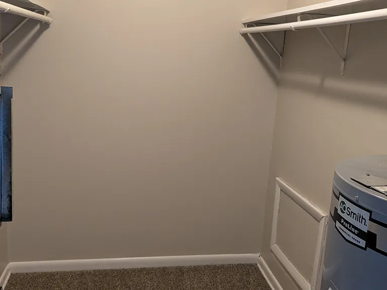1 Bedroom - Walk in closet