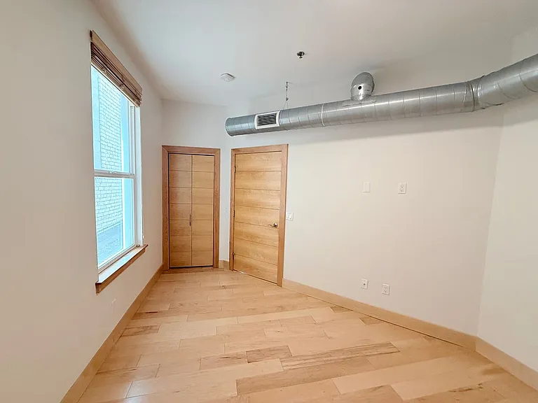 319 Broadway N — Photo 8