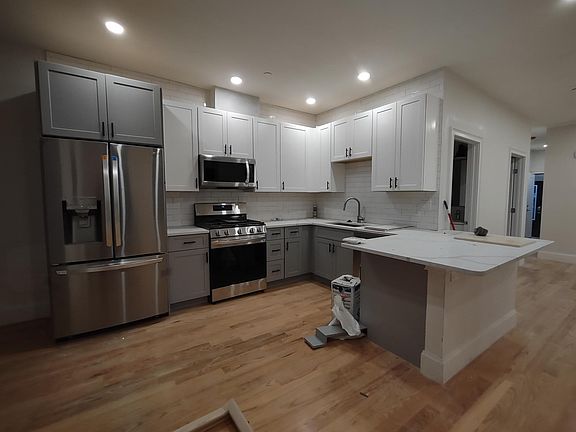 5th image of 226 Saratoga St